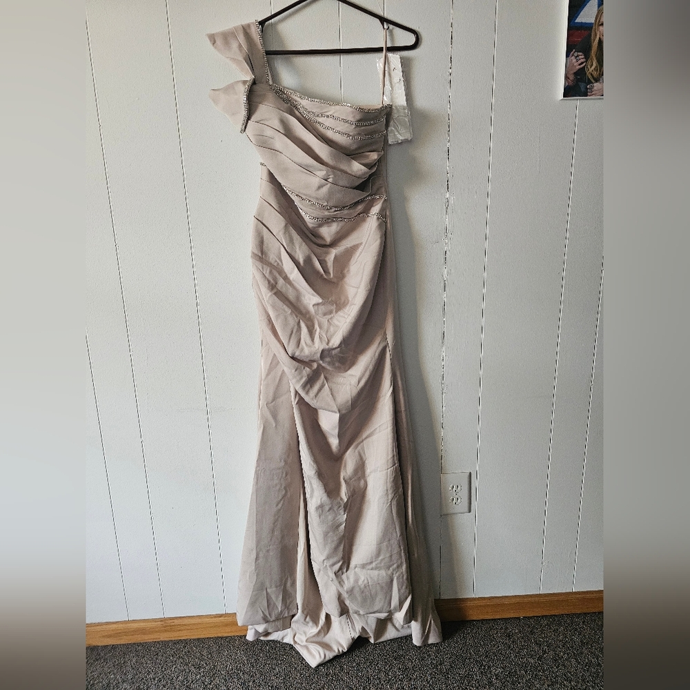 Elegant Beige Evening Gown with Slit